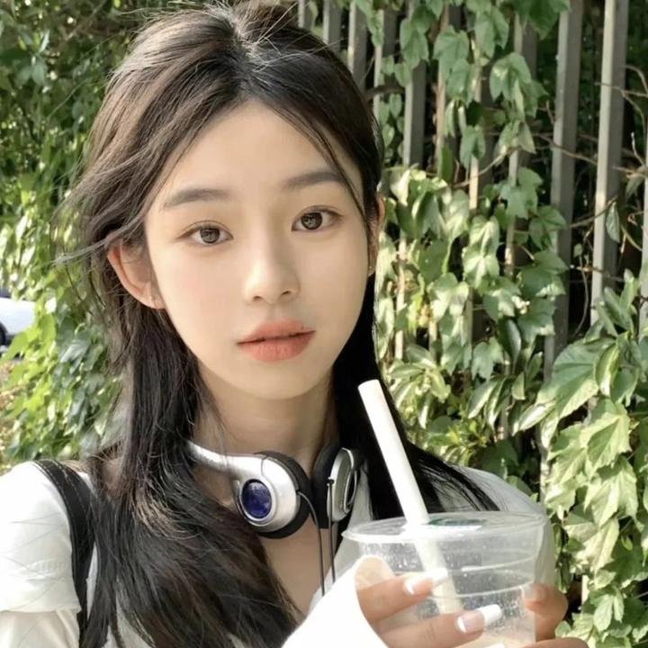 新生代小生又出大瓜：深夜密会神秘女子，评论区沦陷，短时间内